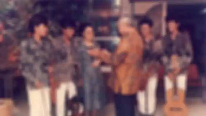 Ulang Tahun Bu Tien Bawa Berkah Bagi 4 Pengamen Jalanan.