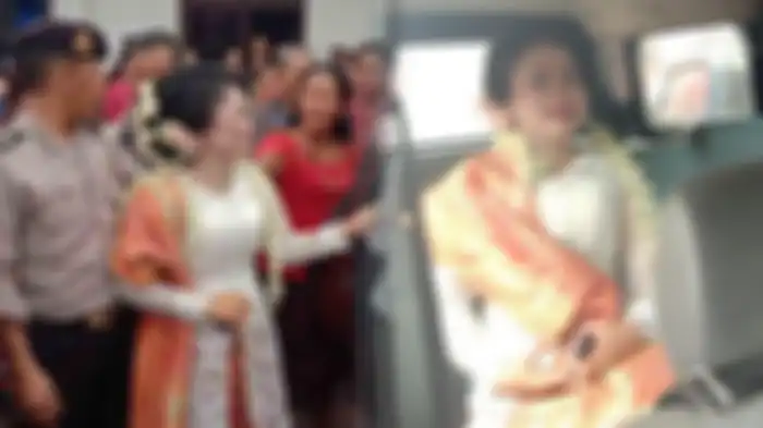 Rina Nasution meratap saat suami sahnya datang membatalkan pernikahanya dengan Toni Sihombing, Selasa (15/10/2019)