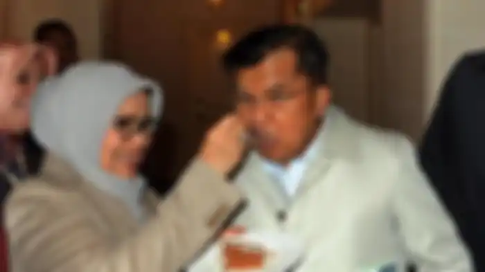 Jusuf Kalla ternyata tak pernah beri uang belanja untuk sang Istri, Mufidah Kalla. Padahal, JK mengantongi gaji Wakil Presiden Rp 42 juta per bulan.