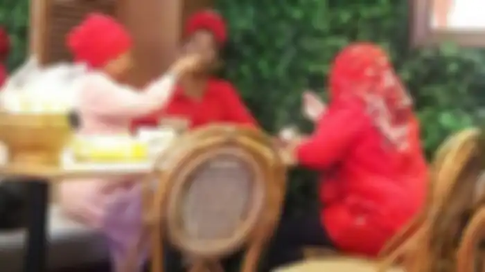 Foto Pak Tarno disuapi wanita lain