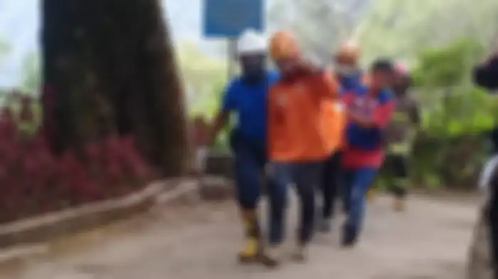 Proses evakuasi Bangkit yang ditemukan tanpa identitas di Sungai Watu Ondo, Jembatan Cangar 1, Desa Sumberbrantas, Kecamatan Bumiaji, Kota Batu, Rabu (16/10/2019).