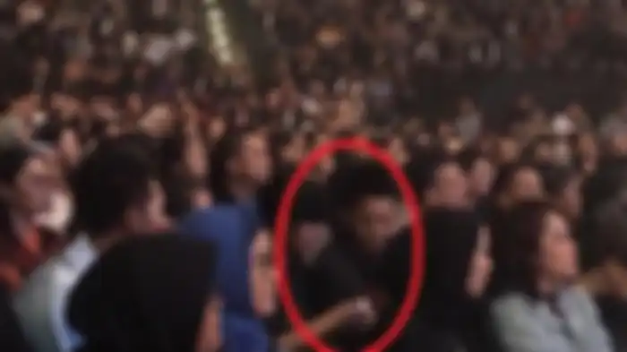 Ariel Noah bersama seorang wanita menonton konser Marcell Siahaan bertajuk Marcell Tujuhbelas, di Balai Sarbini, Jakarta Selatan, Jumat (18/10/2019) malam.