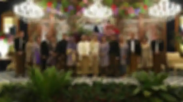 Keluarga cendana pose bersama saat pernikahan Haryo Putra Wibowo, anak dari Ari Sigit dan Raden Roro Gusti Maya Firanti Noer dengan wanita bernama Della Putri Anjani Atkins, di Hotel Crowne, di kawasan Gatot Subroto, Jakarta Selatan, Sabtu (19/10/2019).