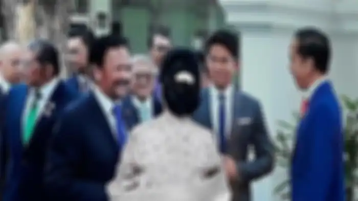 Sultan Hassanal Bolkiah didampingi Pangeran Abdul Mateen memberi selamat kepada Jokowi