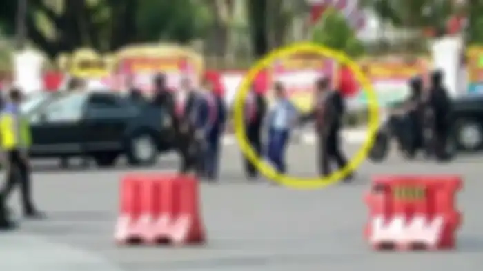 Detik-detik Gibran Rakabuming dicegat oleh petugas Paspampres saat ingin mendekati Presiden Jokowi