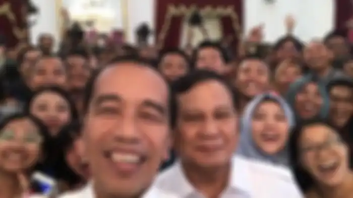 Presiden Joko Widodo dan Ketua Umum Partai Gerindra Prabowo Subianto selfie dengan wartawan setelah keduanya bertemu di Istana Kepresidenan, Jakarta, Jumat (11/9/2019).