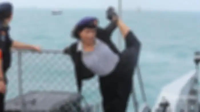 Pose Menteri Susi di depan Kamera.