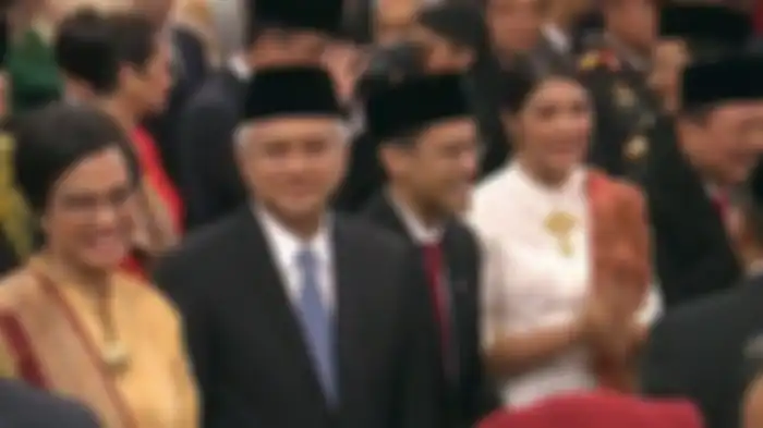 Menteri Keuangan Sri Mulyani bersebelahan dengan Menteri Pendidikan dan Kebudayaan Nadiem Makarim saat pelantikan. 