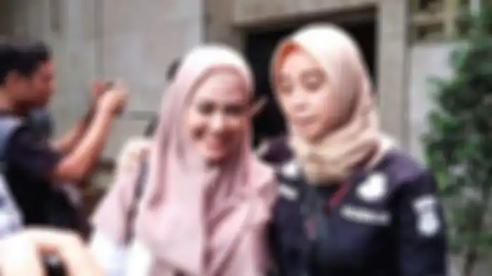 Keluar dari Polda Metro Jaya, Rey Utami Tampil Berhijab dengan Makeup Natural