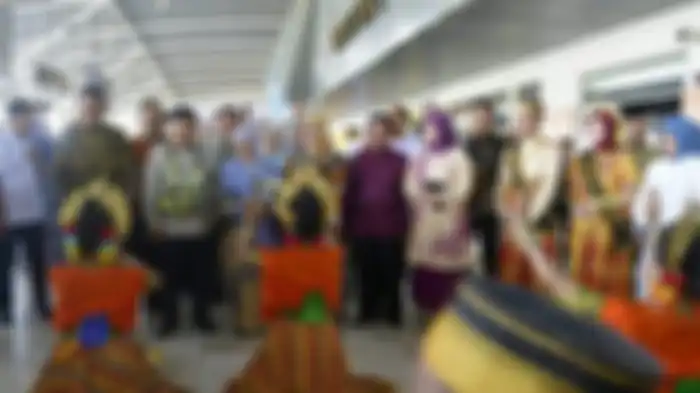 Mantan Wapres RI, Jusuf Kalla didampingi istri, Mufidah disambut Tari Padduppa saat tiba di Bandara Internasional Sultan Hasanuddin, di Makassar, Sulsel, Sabtu (26/10/2019).