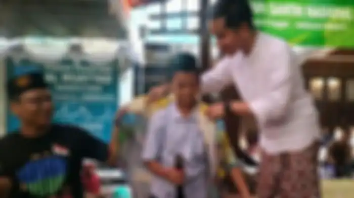 Putra sulung Presiden Joko Widodo, Gibran Rakabuming Raka memberi hadiah santri baju dalam acara talkshow di Ponpes Al Muayyad Solo, Jawa Tengah, Sabtu (26/10/2019). 