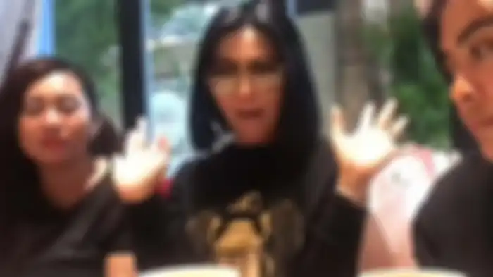 Syahrini ungkap alasannya tutup kolom komentar Instagram.