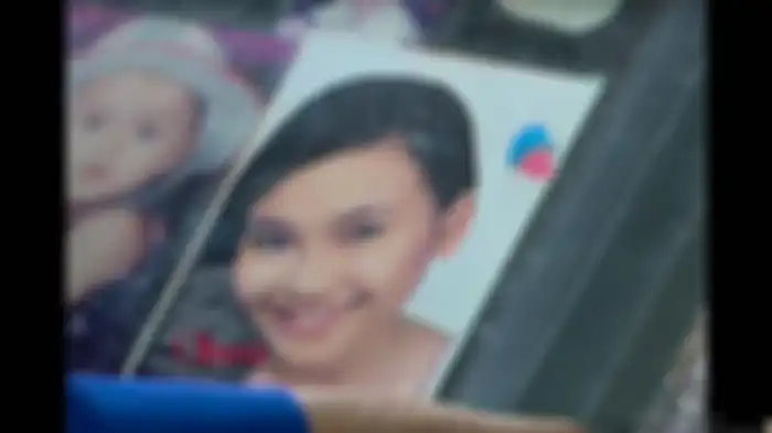 Ayu Ting Ting menunjukkan sejumlah foto. Foto yang menjadi bukti bahwa dirinya telah memenangkan beragam lomba fashion.