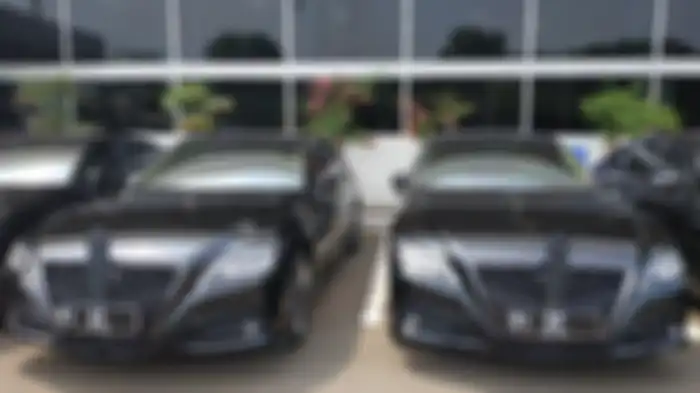 Mobil dinas baru Toyota Crown Hybird terparkir di halaman depan Kompleks Parlemen, Senayan, Jakarta, Selasa (29/10/2019).
