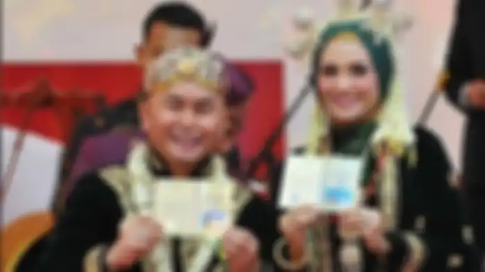 Sugianto Sabran dan istri barunya, Yulistra Ivo Azhari