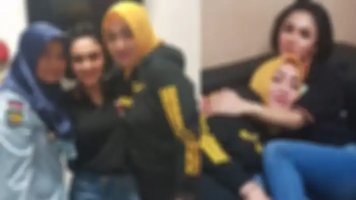 Yuni Shara mengunggah foto terbaru Angelina Sondakh.