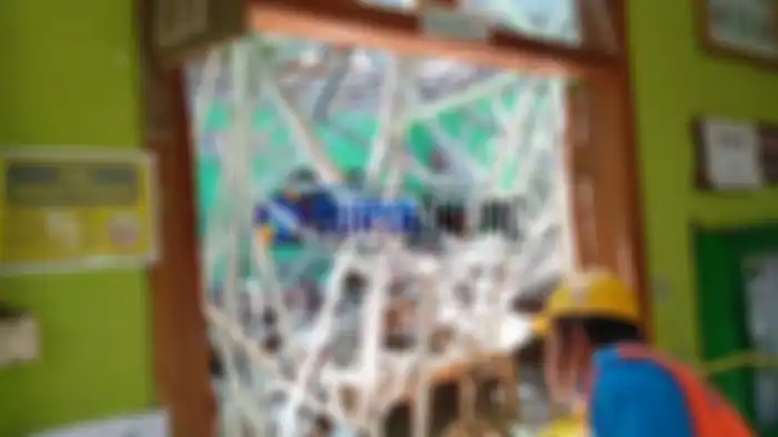 Ruang kelas SDN Gentong Pasuruan yang atapnya ambruk.