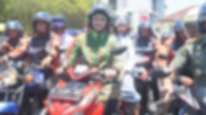 Bupati Jember, Faida (tengah) saat peluncuran program angkutan gratis untuk pelajar tertentu, Selasa (5/11/2019)