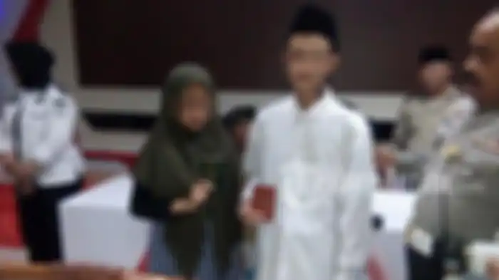 Prosesi pernikahan penyedia Pil Koplo, Dimas (19) dengan kekasihnya Riska (21) di Polres Lamongan pada Rabu (6/11/2019)