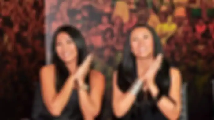 Anggun C Sasmi duduk bersebelahan dengan patung dirinya di Museum Madame Tussauds, Bangkok, Thailand. 