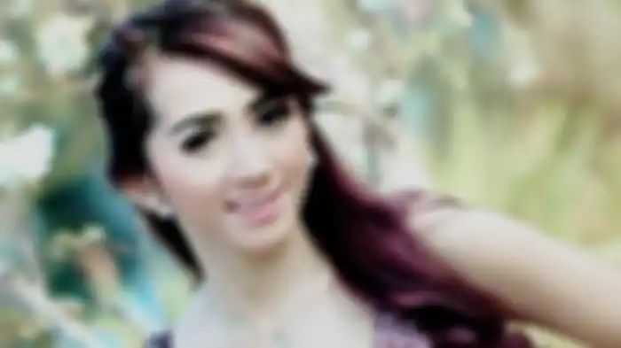 Angeli Emitasari, biduan cantik yang kini banting mic menjadi kepala desa. 