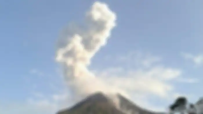 Gunung Merapi keluarkan luncurkan awan panas, Sabtu (9/11/2019).