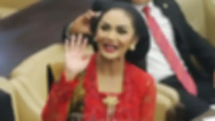 Krisdayanti saat menghadiri pelantikan anggota DPR periode 2019-2024