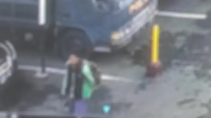 Sosok Pelaku Bom Bunuh Diri Polrestabes Medan Terekam CCTV, Pakai Jaket Ojol dan Bawa Ransel.