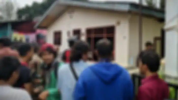 Warga dan awak media berkerumun di depan rumah terduga pelaku bom bunuh diri di Polrestabes Medan