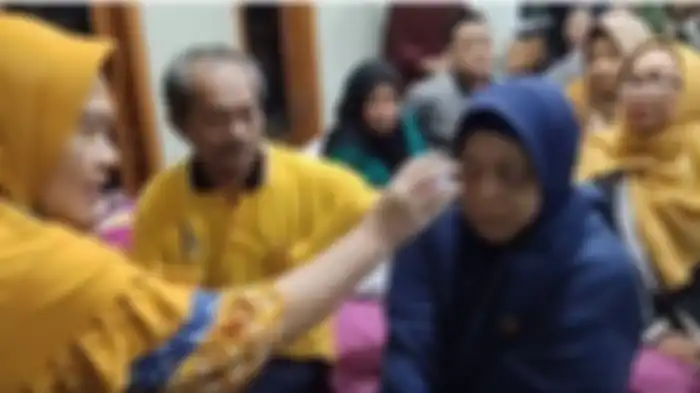 Ningsih Tinampi saat mengobati paseinnya dengan caranya sendiri