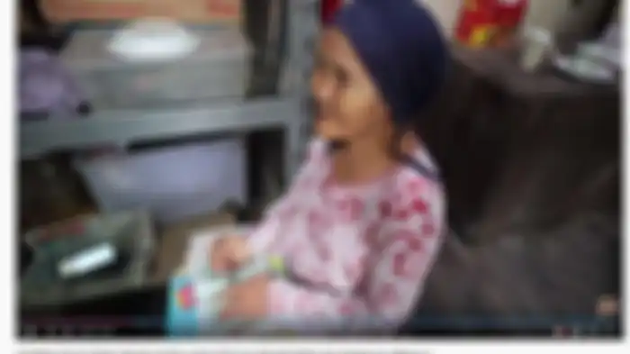Nenek Iro sedang mengaji saat dihampiri Baim Wong.