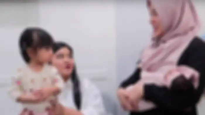 Kahiyang Ayu saat jenguk Fitri Tropika