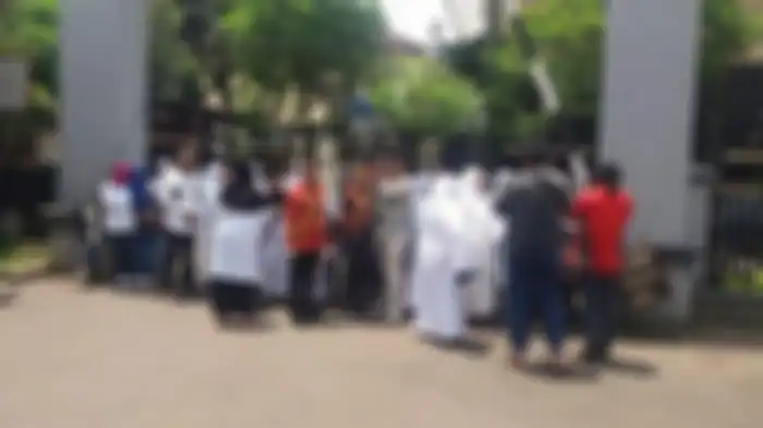 Jamaah melakukan gugatan karena bila aset First Travel disita Negara, hal tersebut memupus harapan jamaah untuk berangkat ke Tanah Suci. Sidang gugatan perdana di Pengadilan Negeri (PN) Kota Depok, Rabu (20/3/2019) ditunda hingga membuat mereka kecewa.