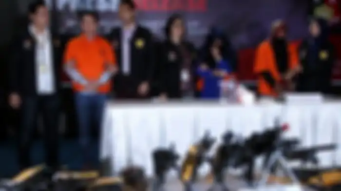 Polisi menggelar tersangka kasus penipuan PT First Travel dengan menunjukan barang bukti dan tersangka di Bareskrim Polri, Gambir Jakarta Pusat, Selasa (22/8). Bareskrim Polri menetapkan tiga orang tersangka yakni Andika Surachman (kedua dari kiri), Anniesa Desvitasari (tengah), dan Siti Nuraidah Ha