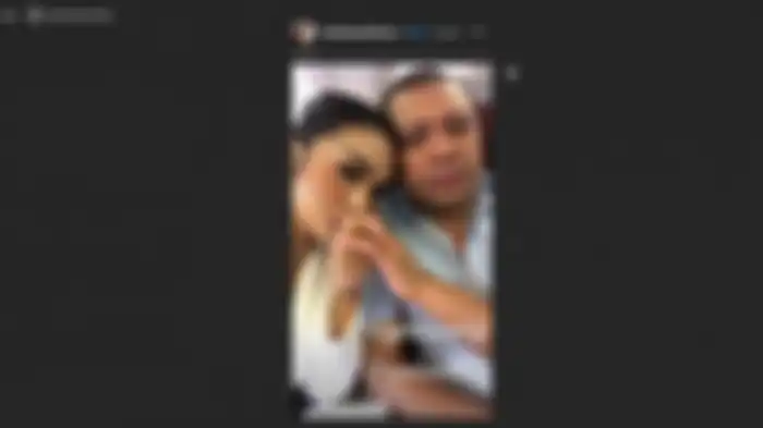 Krisdayanti mencium tangan Raul Lemos