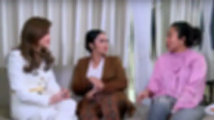 Krisdayanti saat diwawancara oleh Feni Rose
