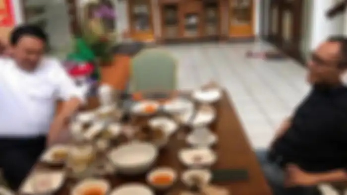 Mantan Gubernur DKI Jakarta Basuki Tjahaja Purnama alias Ahok menjamu sarapan mantan Menteri Tenaga Kerja dan Transmigrasi (Menakertrans) Hanif Dhakiri, Senin (18/11/2019). 