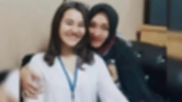 Aaliyah Massaid menjenguk  Angelina Sondakh di penjara