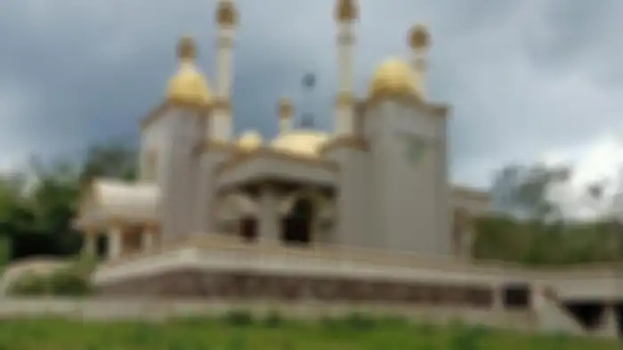tampak belakang masjid di tengah hutan 