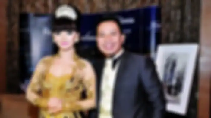 Vicky Prasetyo dan Zaskia Gotik saat bertunangan