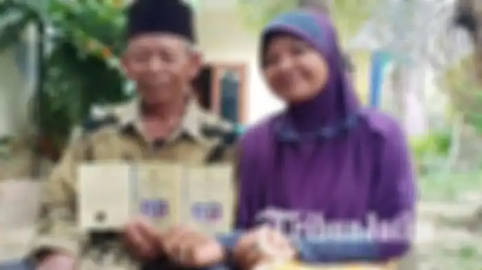 Radi dan Reda tampak malu-malu menunjukan buku nikah mereka, saat ditemui di tempat tinggal mereka di Kelurahan Krajan, Kecamatan Mejayan, Kabupaten Madiun, Kamis (28/11/2019).