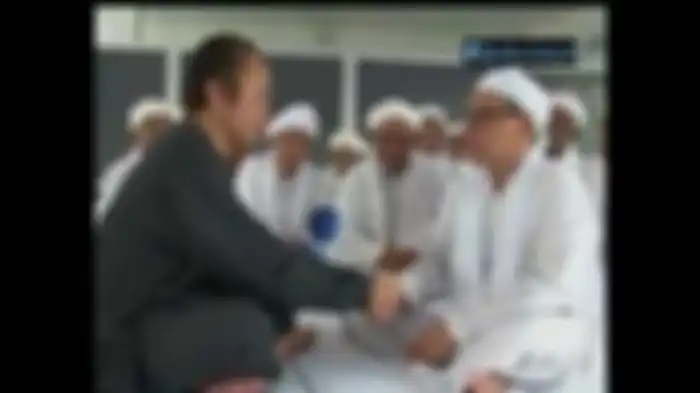 Ki Joko Bodo saat mengucapkan dua kalimat syahadat