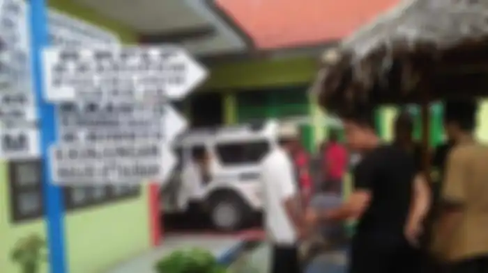 Momen saat orang tua napi ND dibawa masuk sampai ke depan sel tempat ND di tahan.