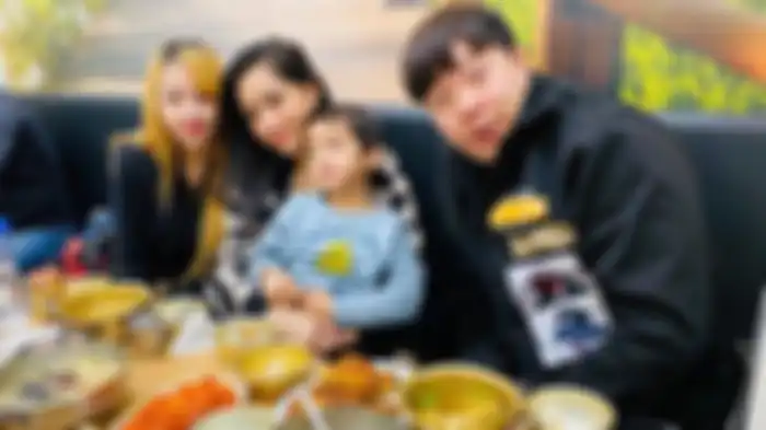 Nagita Slavina dan Rafathar makan bersama