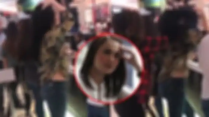 Jennifer Dunn saat dilabrak anak Sarita Abdul Mukti. 