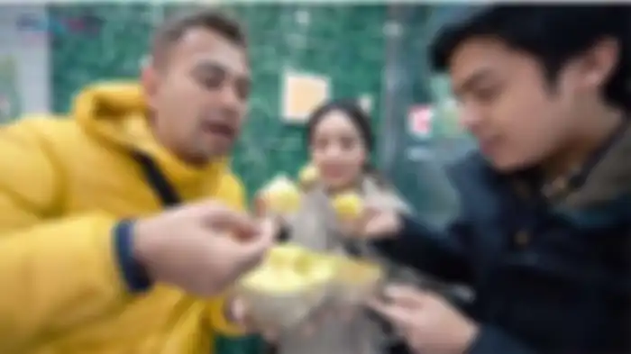 Raffi Ahmad, Nagita Slavina dan Jerome Polin mencoba melon seharga Rp 1,3 Juta