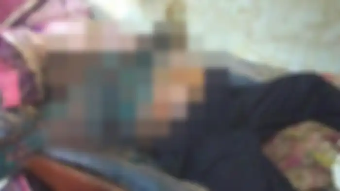 Mayat wanita tanpa identitas ditemukan sudah membusuk di kamar kosnya di Gresik.