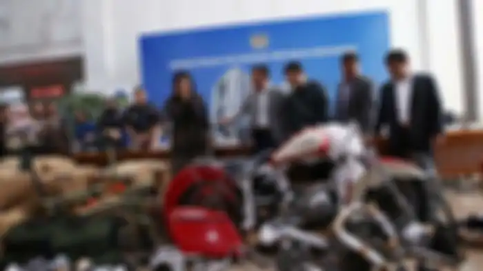 Menteri Keuangan Sri Mulyani bersama Menteri BUMN Erick Thohir menunjukkan barang bukti motor Harley Davidson saat konferensi pers terkait penyelundupan motor Harlery Davidson dan sepeda Brompton menggunakan pesawat baru milik Garuda Indonesia di Kementerian Keuangan, Jakarta, Kamis (5/12/2019). Dir