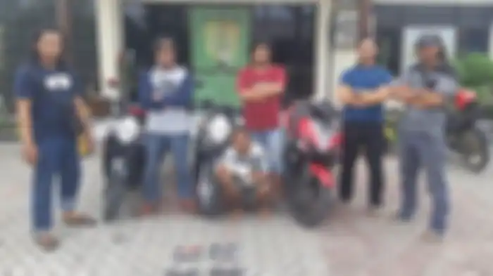 Pelaku bersama hasil curiannya