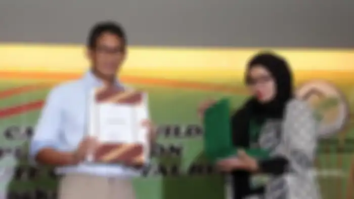 Sandiaga Uno mewakili Henk Uno menerima penghargaan dari RS Jiwa Dr. Soeharto Heerdja.